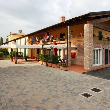 Hotel Gabarda Carpi Buitenkant foto