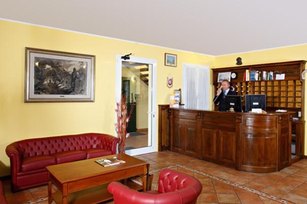 Hotel Gabarda Carpi Buitenkant foto