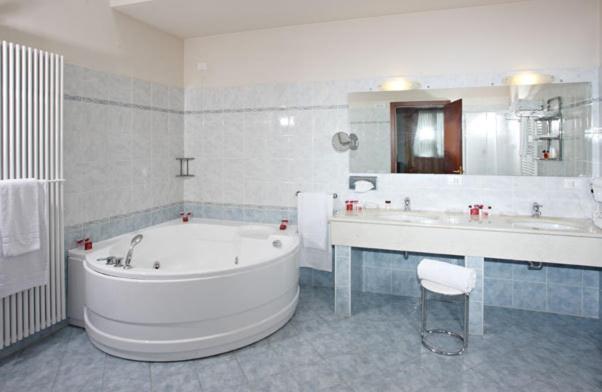 Hotel Gabarda Carpi Buitenkant foto