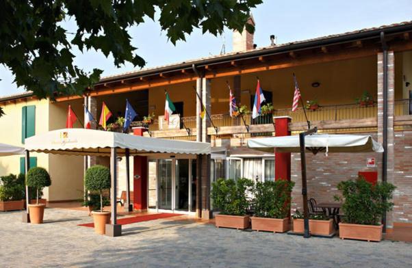 Hotel Gabarda Carpi Buitenkant foto